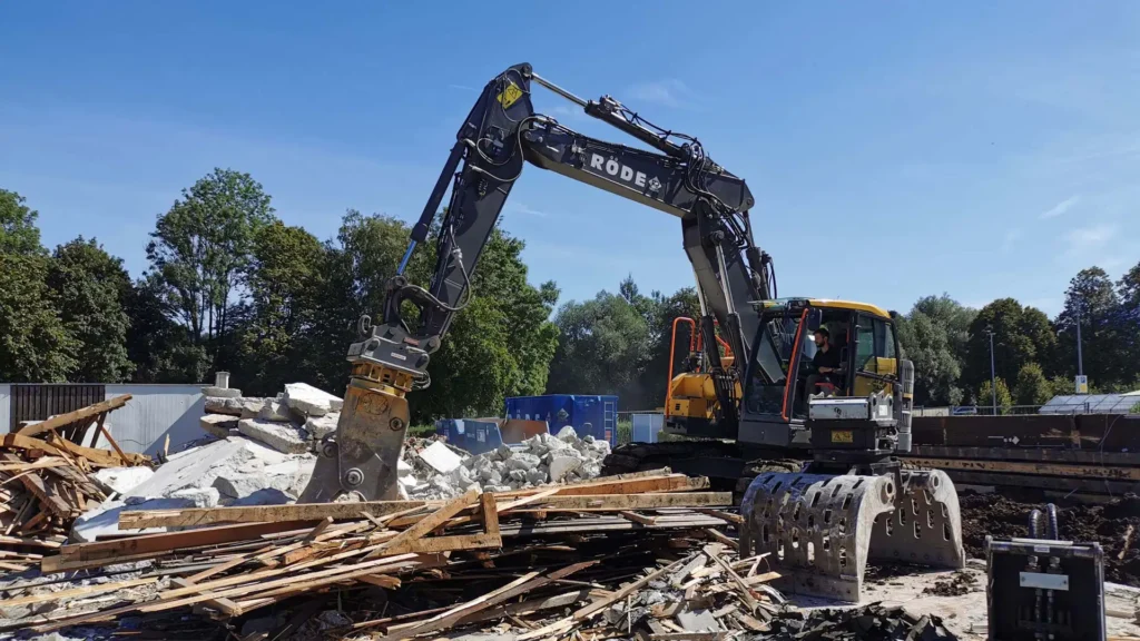 Bagger beim Abbruch eines Gebäudes