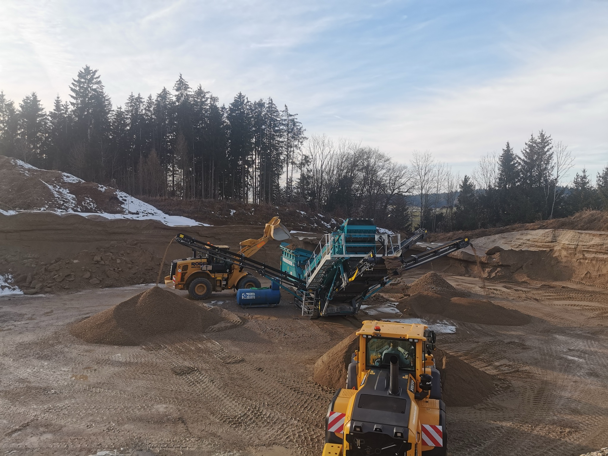 Kiesgrube mit Siebanlage und Radlader im Abendlicht