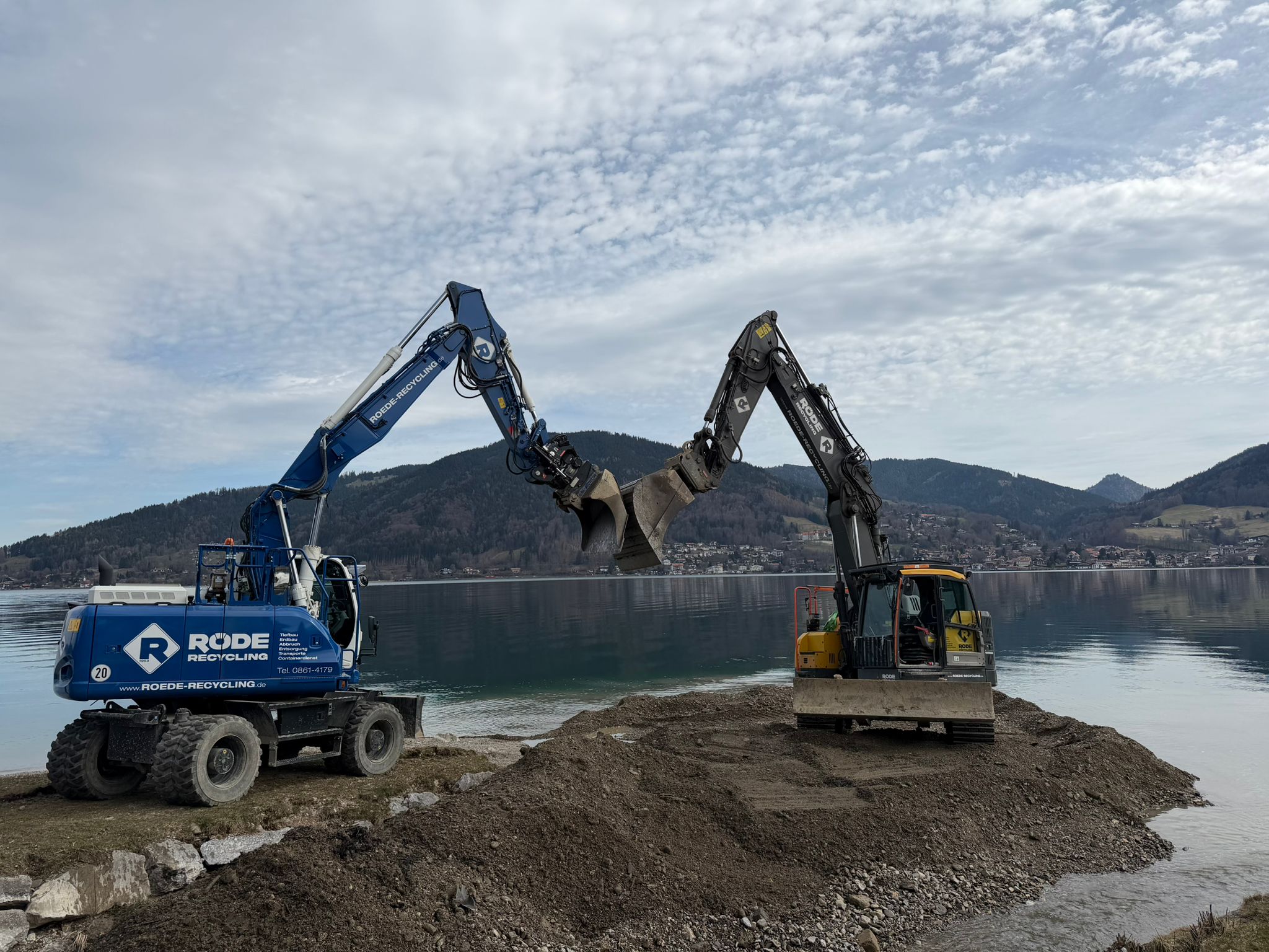 Zwei Röde-Bagger bei Uferarbeiten am See